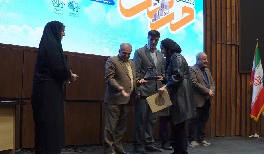 سرکار خانم دکتر زهره قرائی استاد مشاور برتر انجمن‌های علمی دانشگاه کاشان