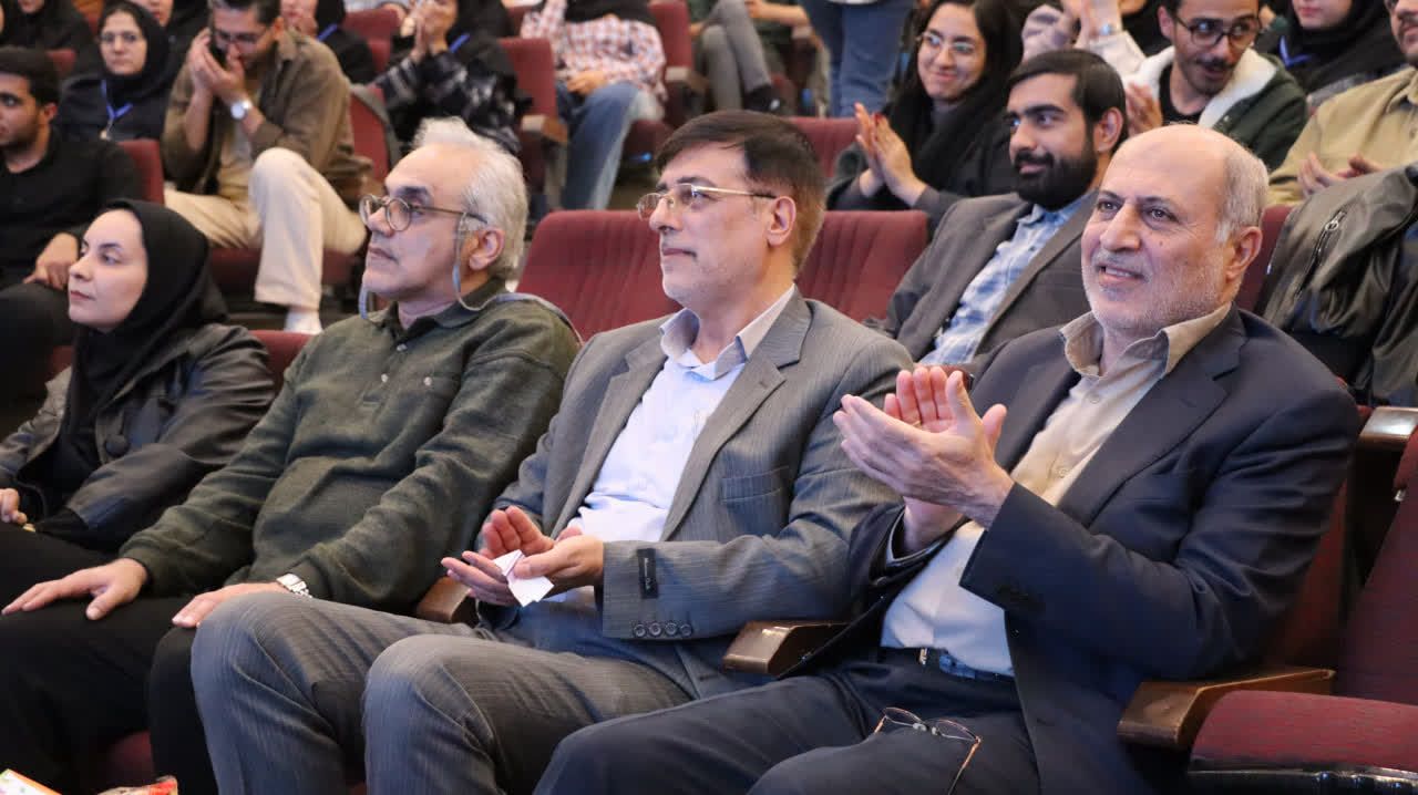 این جشنواره در دو بخش رقابتی و نمایشگاهی برگزار شد. در بخش رقابتی، ۱۲ انجمن علمی-دانشجویی دانشگاه کاشان، آثار خود را در بازه‌ی خرداد ۱۴۰۳ تا خرداد ۱۴۰۴ برای داوری ارسال کردند.