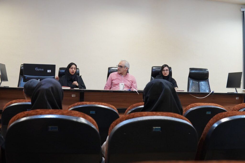 گروه انگلیسی دانشگاه کاشان، با همکاری انجمن علمی انگلیسی، به مناسبت هفته‌ی ‌پژوهش و فناوری، برگزار می‌کند: 🔵 نشست علمی کلارا و خورشید: وقتی یک دوستِ ربات در اخلاقیات از انسان پیشی می‌گیرد 👤 آتوسا روزبهانی دانشجوی کارشناسی ارشد زبان و ادبیات انگلیسی No Longer Belonging: Osamu Dazai and Decline of Self 👤 ساجده سلیمی دانشجوی کارشناسی ارشد زبان و ادبیات انگلیسی