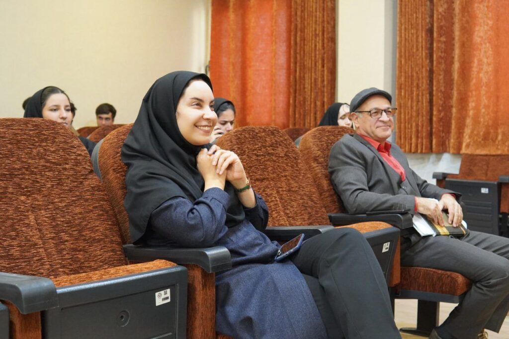 گروه انگلیسی دانشگاه کاشان، با همکاری انجمن علمی انگلیسی، به مناسبت هفته‌ی ‌پژوهش و فناوری، برگزار می‌کند: 🔵 نشست علمی کلارا و خورشید: وقتی یک دوستِ ربات در اخلاقیات از انسان پیشی می‌گیرد 👤 آتوسا روزبهانی دانشجوی کارشناسی ارشد زبان و ادبیات انگلیسی No Longer Belonging: Osamu Dazai and Decline of Self 👤 ساجده سلیمی دانشجوی کارشناسی ارشد زبان و ادبیات انگلیسی