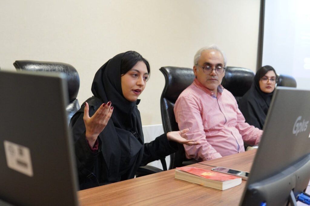 گروه انگلیسی دانشگاه کاشان، با همکاری انجمن علمی انگلیسی، به مناسبت هفته‌ی ‌پژوهش و فناوری، برگزار می‌کند: 🔵 نشست علمی کلارا و خورشید: وقتی یک دوستِ ربات در اخلاقیات از انسان پیشی می‌گیرد 👤 آتوسا روزبهانی دانشجوی کارشناسی ارشد زبان و ادبیات انگلیسی No Longer Belonging: Osamu Dazai and Decline of Self 👤 ساجده سلیمی دانشجوی کارشناسی ارشد زبان و ادبیات انگلیسی