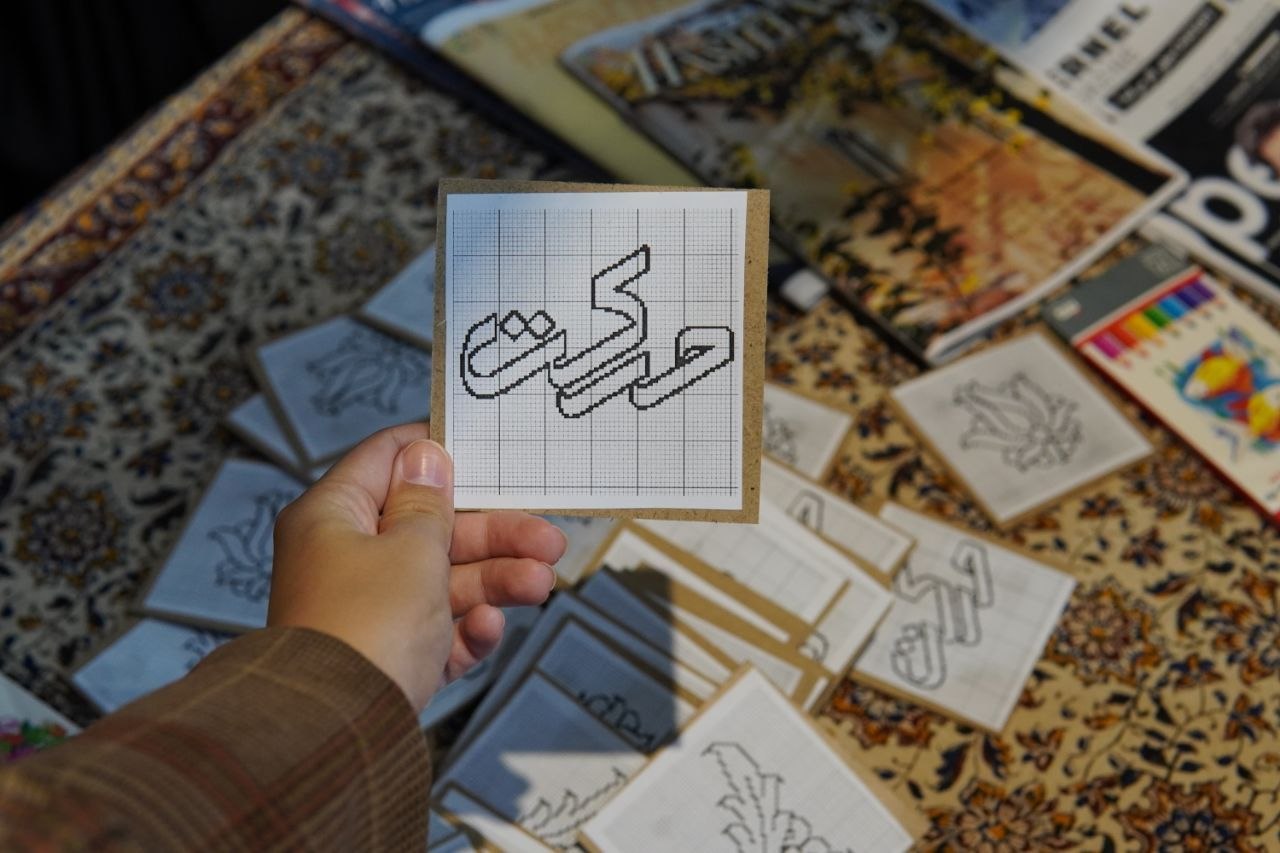 حضور نمایندگان دانشگاه کاشان در افتتاحیه هجدهمین جشنواره‌ی بین‌المللی حرکت 🔸هجدهمین جشنواره بین‌المللی حرکت با محوریت نمایش توانمندی‌ها، دستاوردها و نوآوری‌های انجمن‌های علمی-دانشجویی کشور، در دانشگاه تبریز آغاز شد. 🔹 در حاشیه این رویداد، دکتر شالچی (معاون فرهنگی و اجتماعی وزارت علوم)، دکتر اعلمی (رئیس دانشگاه تبریز)، دکتر علیپور (دبیر اجرایی جشنواره)، دکتر نصیری (مدیر امور اجتماعی) و دکتر باقری خلیلی (مدیر کل پشتیبانی امور فرهنگی و اجتماعی وزارت علوم) از غرفه‌ی دانشگاه کاشان بازدید کردند. 🔸لازم به ذکر است که طبق برنامه‌ریزی‌های اعلام شده، فردا، چهارشنبه ۱۲ آذرماه، نمایندگان انجمن علمی انگلیسی نیز در دومین رویداد "سکوی حرکت"، به ارائه‌ی فعالیت‌ها و دستاوردهای یکساله‌ی این انجمن خواهند پرداخت.