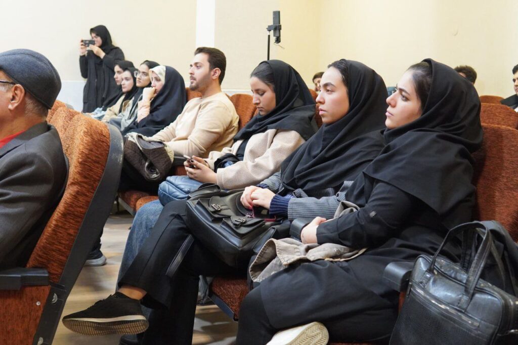 گروه انگلیسی دانشگاه کاشان، با همکاری انجمن علمی انگلیسی، به مناسبت هفته‌ی ‌پژوهش و فناوری، برگزار می‌کند: 🔵 نشست علمی کلارا و خورشید: وقتی یک دوستِ ربات در اخلاقیات از انسان پیشی می‌گیرد 👤 آتوسا روزبهانی دانشجوی کارشناسی ارشد زبان و ادبیات انگلیسی No Longer Belonging: Osamu Dazai and Decline of Self 👤 ساجده سلیمی دانشجوی کارشناسی ارشد زبان و ادبیات انگلیسی