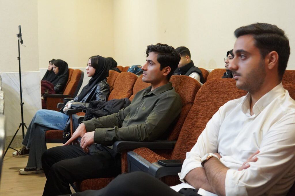 گروه انگلیسی دانشگاه کاشان، با همکاری انجمن علمی انگلیسی، به مناسبت هفته‌ی ‌پژوهش و فناوری، برگزار می‌کند: 🔵 نشست علمی کلارا و خورشید: وقتی یک دوستِ ربات در اخلاقیات از انسان پیشی می‌گیرد 👤 آتوسا روزبهانی دانشجوی کارشناسی ارشد زبان و ادبیات انگلیسی No Longer Belonging: Osamu Dazai and Decline of Self 👤 ساجده سلیمی دانشجوی کارشناسی ارشد زبان و ادبیات انگلیسی