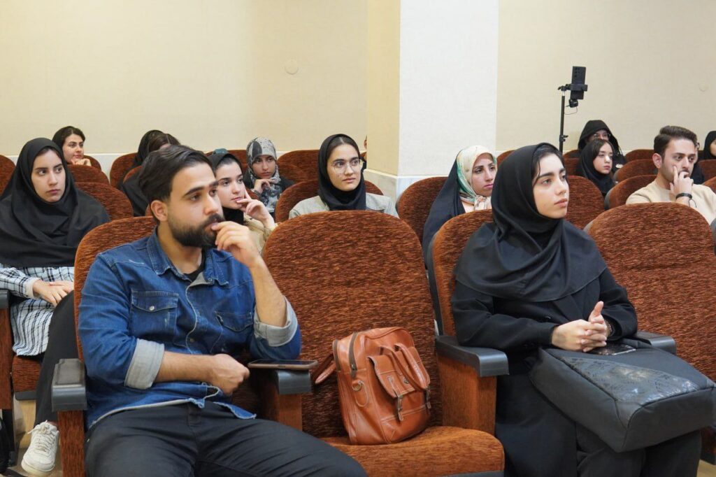 گروه انگلیسی دانشگاه کاشان، با همکاری انجمن علمی انگلیسی، به مناسبت هفته‌ی ‌پژوهش و فناوری، برگزار می‌کند: 🔵 نشست علمی کلارا و خورشید: وقتی یک دوستِ ربات در اخلاقیات از انسان پیشی می‌گیرد 👤 آتوسا روزبهانی دانشجوی کارشناسی ارشد زبان و ادبیات انگلیسی No Longer Belonging: Osamu Dazai and Decline of Self 👤 ساجده سلیمی دانشجوی کارشناسی ارشد زبان و ادبیات انگلیسی