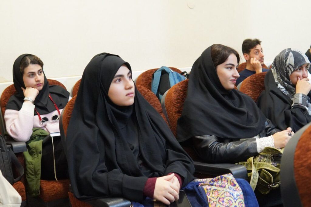 گروه انگلیسی دانشگاه کاشان، با همکاری انجمن علمی انگلیسی، به مناسبت هفته‌ی ‌پژوهش و فناوری، برگزار می‌کند: 🔵 نشست علمی کلارا و خورشید: وقتی یک دوستِ ربات در اخلاقیات از انسان پیشی می‌گیرد 👤 آتوسا روزبهانی دانشجوی کارشناسی ارشد زبان و ادبیات انگلیسی No Longer Belonging: Osamu Dazai and Decline of Self 👤 ساجده سلیمی دانشجوی کارشناسی ارشد زبان و ادبیات انگلیسی