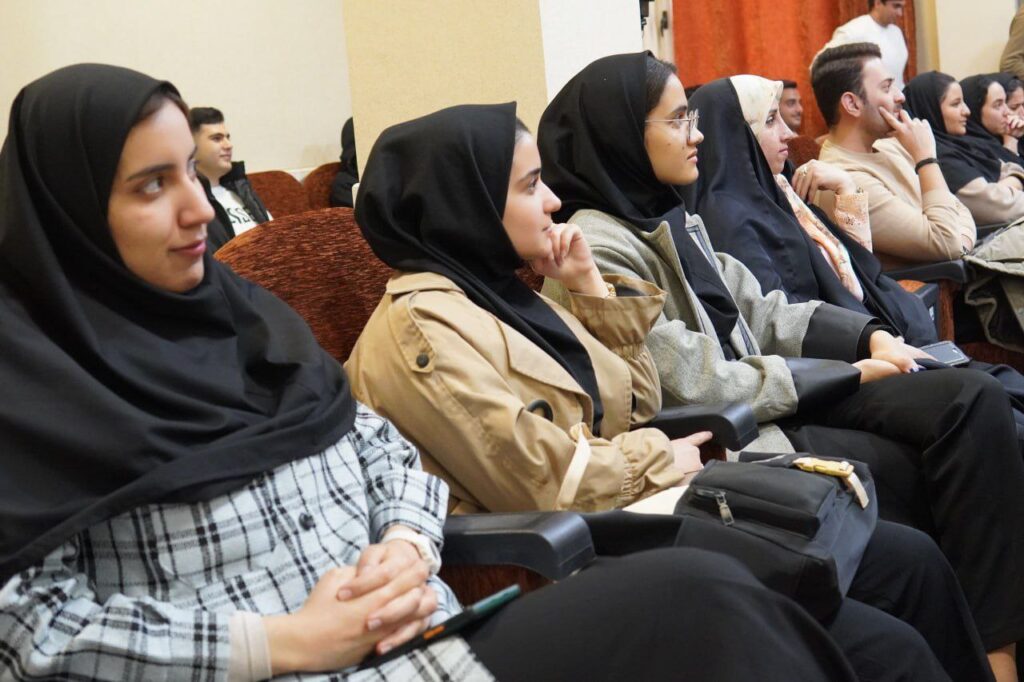 گروه انگلیسی دانشگاه کاشان، با همکاری انجمن علمی انگلیسی، به مناسبت هفته‌ی ‌پژوهش و فناوری، برگزار می‌کند: 🔵 نشست علمی کلارا و خورشید: وقتی یک دوستِ ربات در اخلاقیات از انسان پیشی می‌گیرد 👤 آتوسا روزبهانی دانشجوی کارشناسی ارشد زبان و ادبیات انگلیسی No Longer Belonging: Osamu Dazai and Decline of Self 👤 ساجده سلیمی دانشجوی کارشناسی ارشد زبان و ادبیات انگلیسی