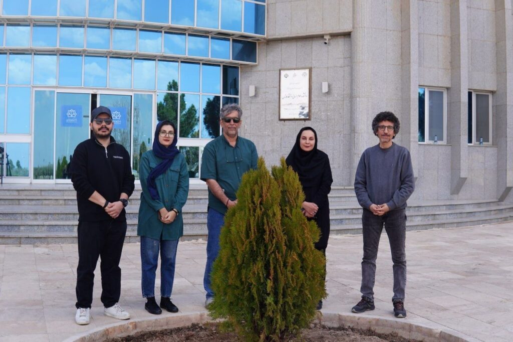 کاشت «سرو سیاوش» به یاد بهرام بیضایی در دانشکده‌ی ادبیات و زبان‌های خارجی دانشگاه کاشان