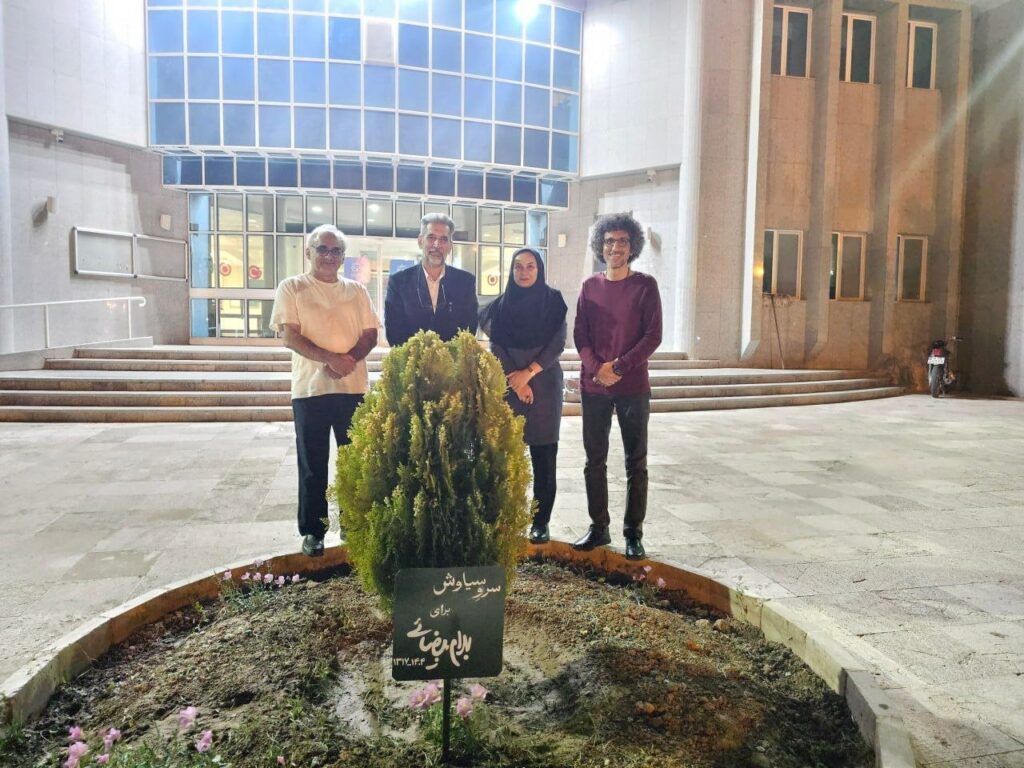 کاشت «سرو سیاوش» به یاد بهرام بیضایی در دانشکده‌ی ادبیات و زبان‌های خارجی دانشگاه کاشان